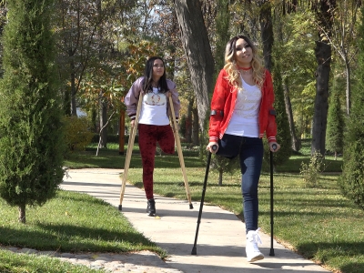 Arina & Sara - With crutches in the park