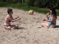 Videoclip | Victoria and Milena - Ballspiel