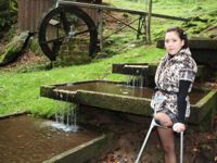 Lili - Mit Krücken im Park (Video)